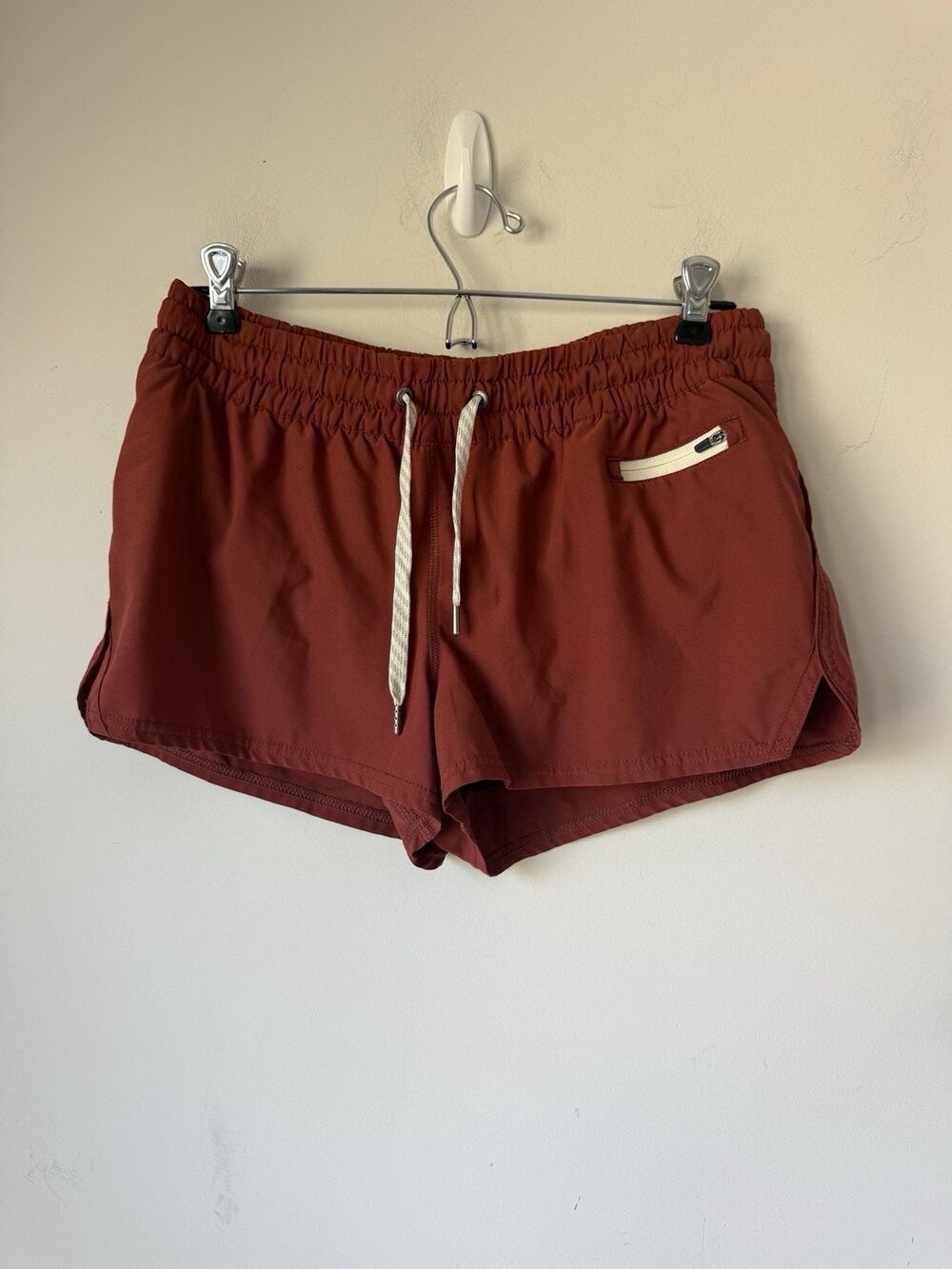 Vuori Clementine 2.0 Shorts Women’s Size M Burgundy Drawstring Zipper Pocket